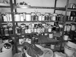 無證化工廠藏身山坳祠堂，約5噸?；繁徊楂@